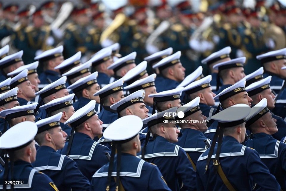 Các lực lượng vũ trang Nga duyệt binh. Ảnh: AFP