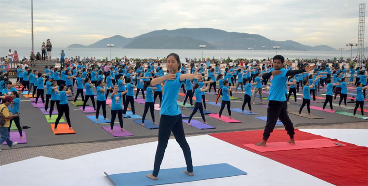 Nha Trang: Hơn 250 người tham gia đồng diễn yoga