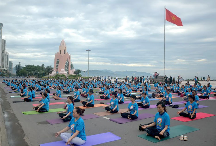 Nha Trang: Hơn 250 người tham gia đồng diễn yoga