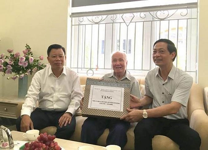 uy ban kiem tra thanh uy hai phong tham tang qua nguoi co cong