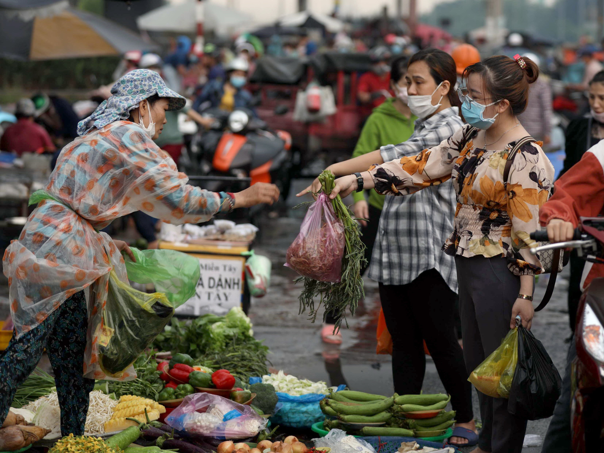 Phập phồng trước giờ tăng lương - ảnh 1