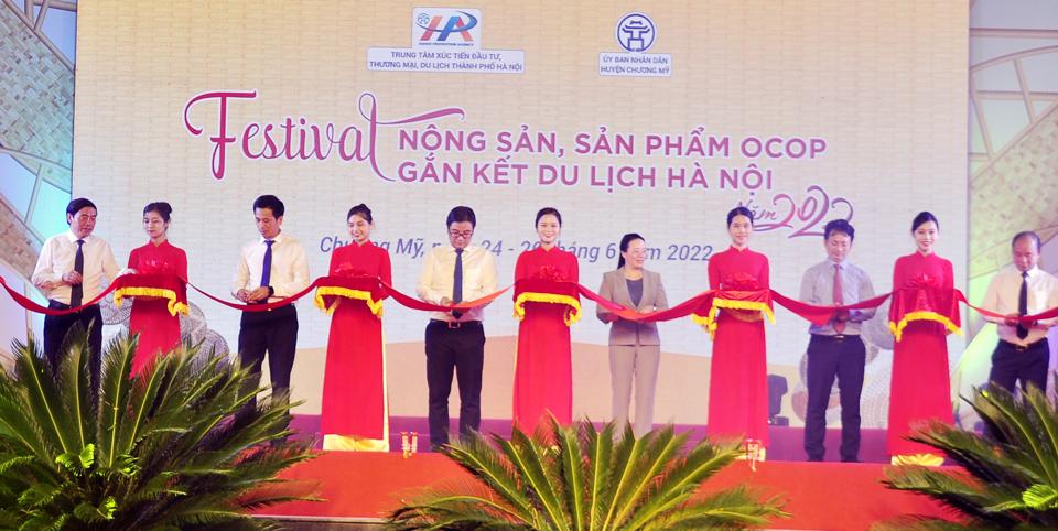 C&amp;aacute;c đại biểu cắt băng khai mạc &amp;ldquo;Festival N&amp;ocirc;ng sản, sản phẩm OCOP gắn kết du lịch H&amp;agrave; Nội 2022&amp;rdquo;
