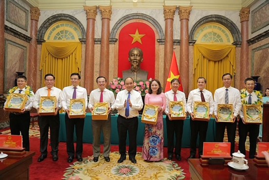 chu tich nuoc nguyen xuan phuc gap mat nguoi lao dong dau khi tieu bieu