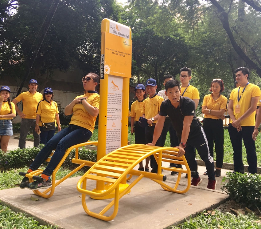 Sun Life Việt Nam tặng máy tập thể dục cho Công viên Tao Đàn, TP. Hồ Chí Minh