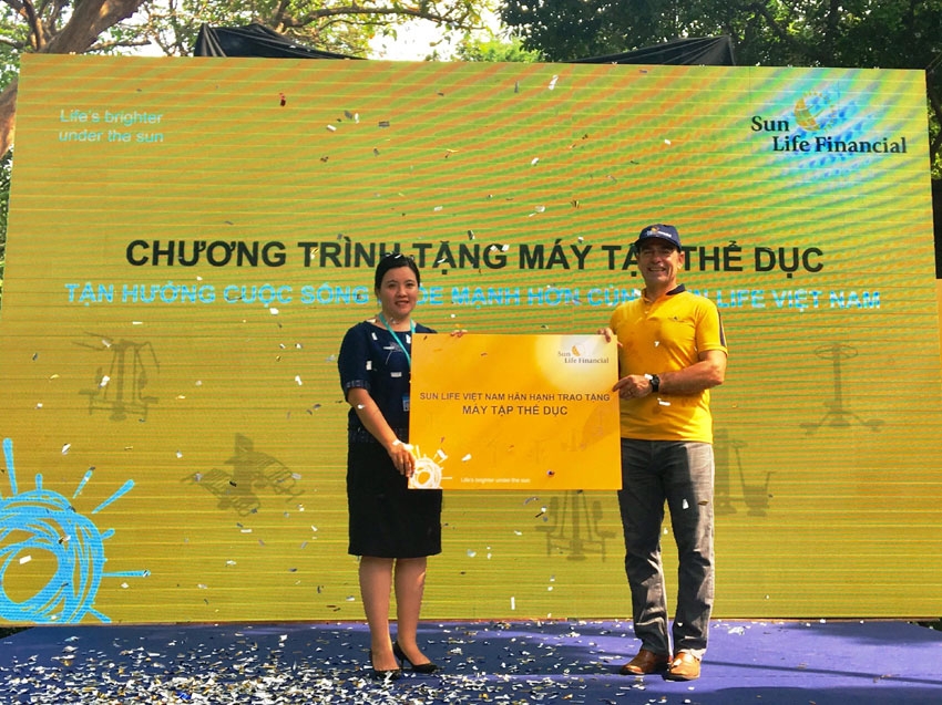 Sun Life Việt Nam tặng máy tập thể dục cho Công viên Tao Đàn, TP. Hồ Chí Minh