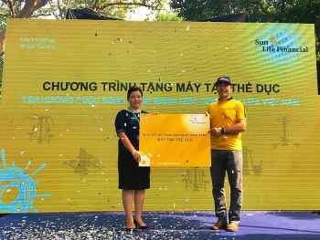 Sun Life Việt Nam tặng máy tập thể dục cho Công viên Tao Đàn, TP. Hồ Chí Minh