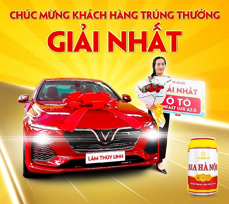 Trao thưởng khách hàng trúng xe ô tô Vinfast Lux 2.0 trong chương trình khuyến mãi “Bừng sắc hè cùng Bia Hà Nội”