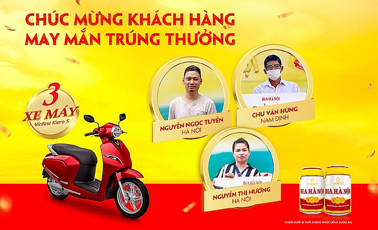 Trao thưởng khách hàng trúng xe ô tô Vinfast Lux 2.0 trong chương trình khuyến mãi “Bừng sắc hè cùng Bia Hà Nội”