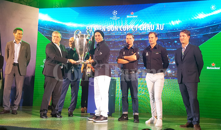 Cuồng nhiệt đón cúp UEFA Champions League lần thứ 3 tại Việt Nam