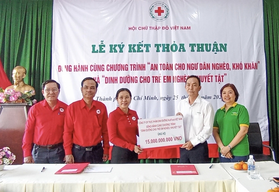 Nutifood dành 15 tỷ đồng hỗ trợ dinh dưỡng cho trẻ em và ngư dân khó khăn