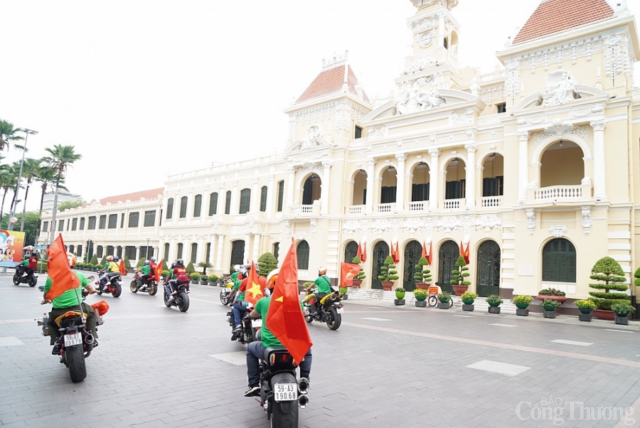 Hơn 500 người diễu hành bằng xe đạp, mô tô chào mừng kỷ niệm 30/4