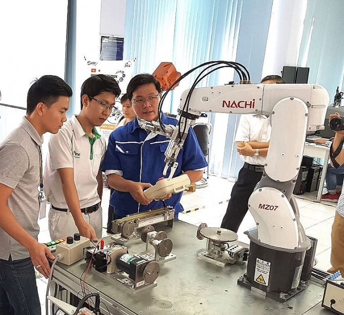 tp ho chi minh tiep suc cho cac san pham cong nghiep chu luc