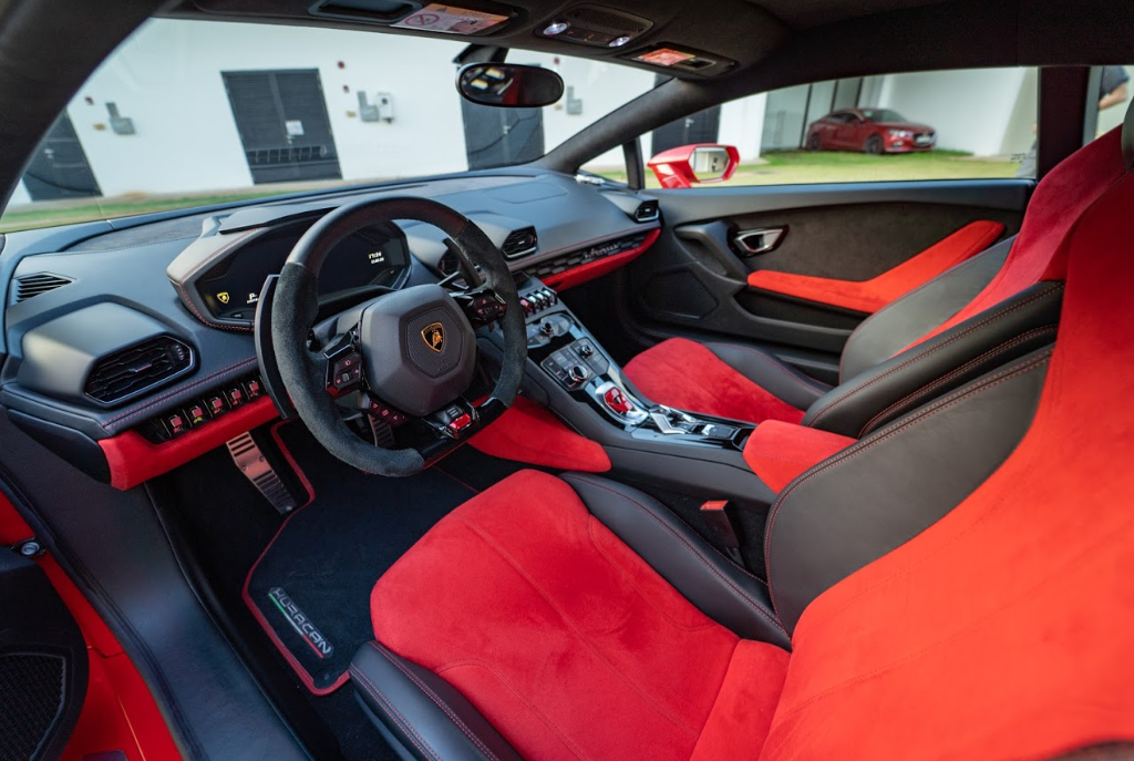 sieu xe lamborghini huracan va urus da co mat tai tp ho chi minh