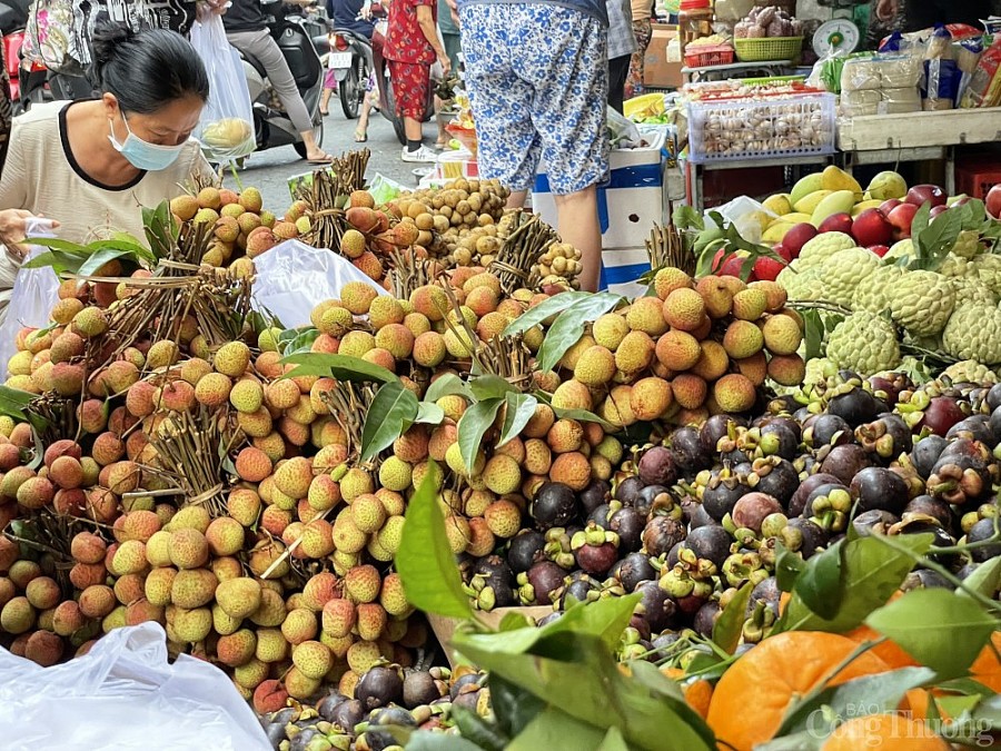 Thị trường Tết Đoan ngọ tại TP. Hồ Chí Minh nhộn nhịp, giá ổn định