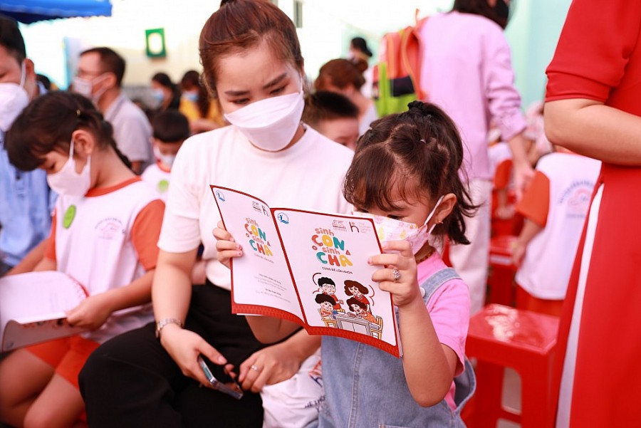 Hàng trăm gia đình tham gia chương trình giáo dục cộng đồng “Sinh con, Sinh cha”
