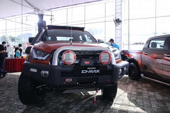 isuzu viet nam ra mat va lai thu all new mux tai tp ho chi minh