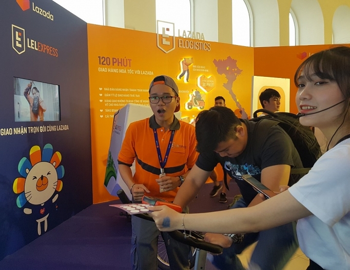 lazada hop tac day manh thanh toan khong dung tien mat