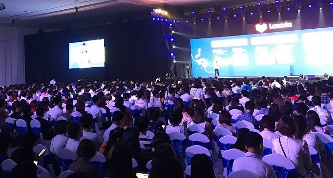 lazada hop tac day manh thanh toan khong dung tien mat