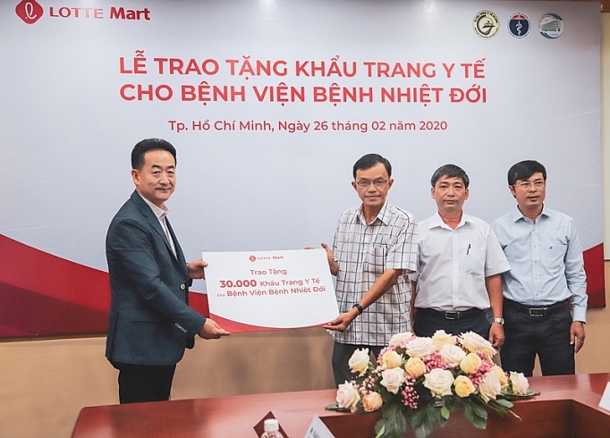 lotte mart trao tang khau trang y te cho benh vien benh nhiet doi