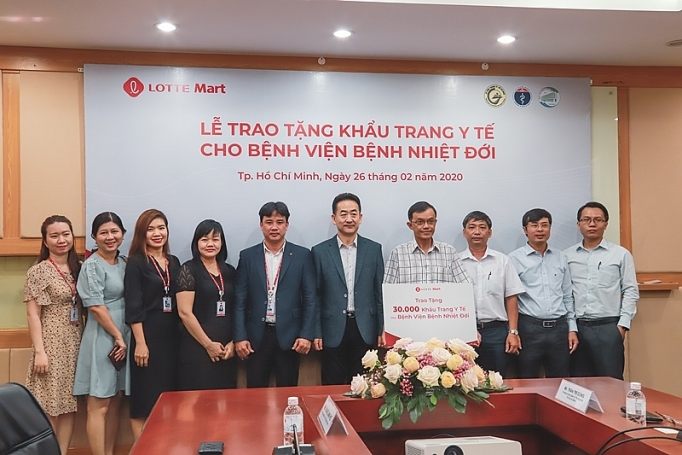 lotte mart trao tang khau trang y te cho benh vien benh nhiet doi