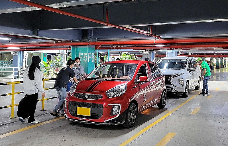 GrabCar có thêm làn D1 đón khách trong sân bay Tân Sơn Nhất