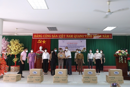 cp viet nam trao tang san pham ho tro phong dich cho cac truong hoc cua ben tre