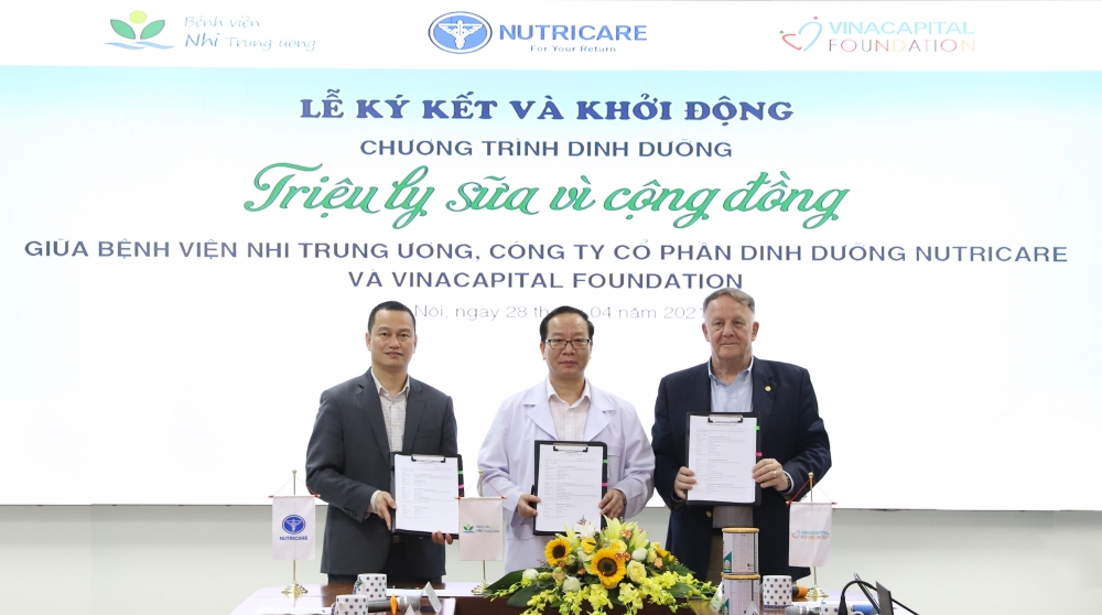 VCF cùng Nutricare ký kết và khởi động chương trình “Triệu ly sữa vì cộng đồng”