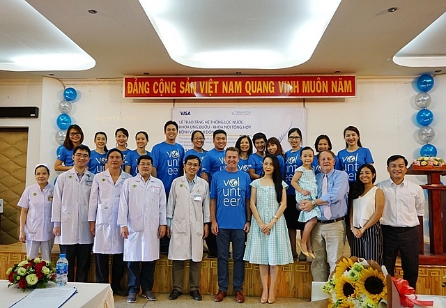 visa va vinacapital foundation trao tang he thong loc nuoc cho benh vien nhi dong 2