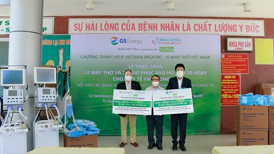 VinaCapital và GS Energy tặng 12 máy thở và vật tư y tế cho Long An