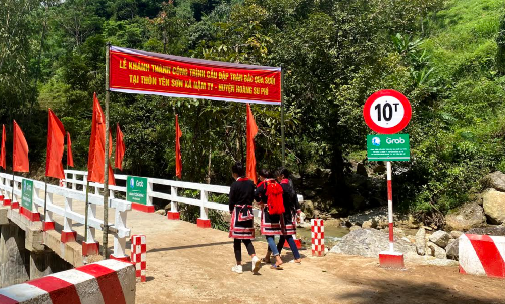 quy bao tro tre em viet nam ban giao 2 cong trinh cau dap tran tai tinh ha giang