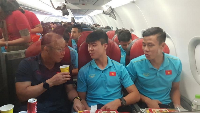 vietjet tang ve ca nam bay khap chau a cho 2 doi tuyen bong da vo dich va nguoi than