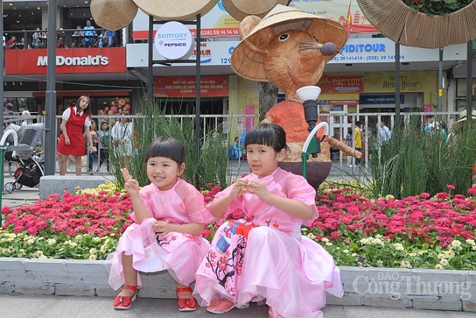 nguoi dan tap nap du xuan thuong ngoan duong hoa nguyen hue