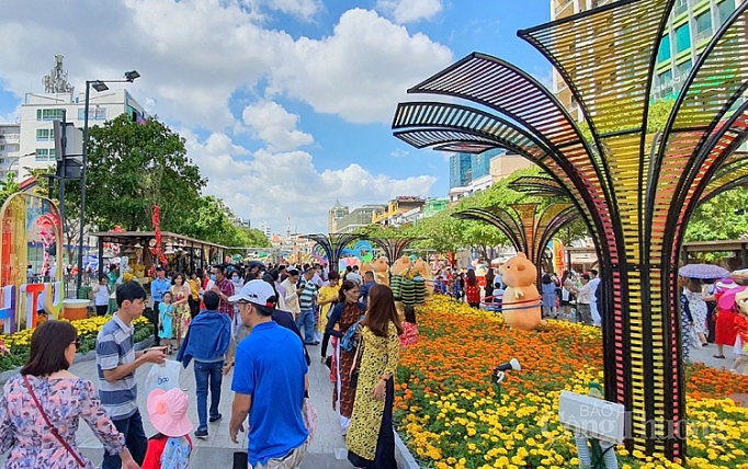 nguoi dan tap nap du xuan thuong ngoan duong hoa nguyen hue