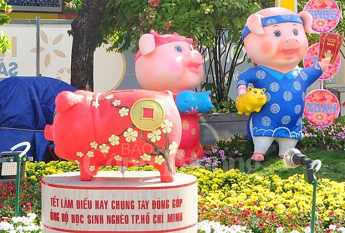 duong hoa nguyen hue dep lung linh truoc gio don khach du xuan
