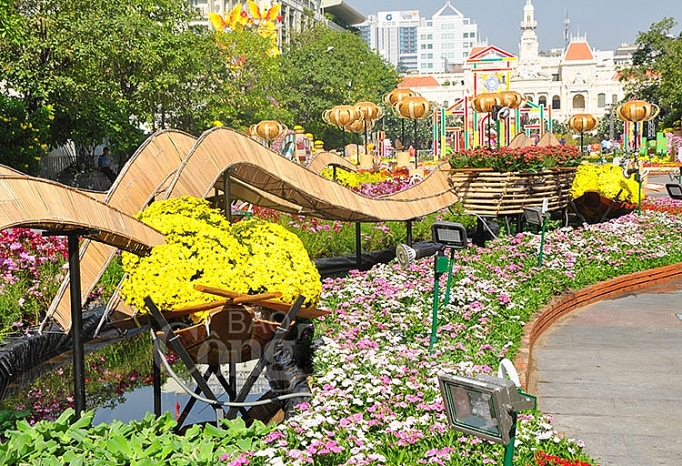 duong hoa nguyen hue dep lung linh truoc gio don khach du xuan