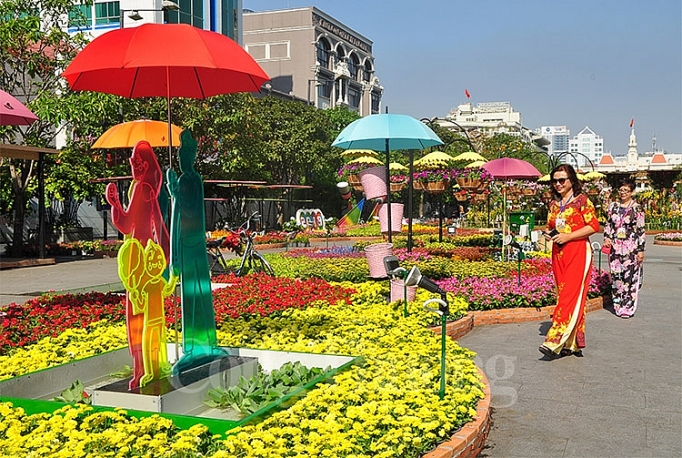 duong hoa nguyen hue dep lung linh truoc gio don khach du xuan