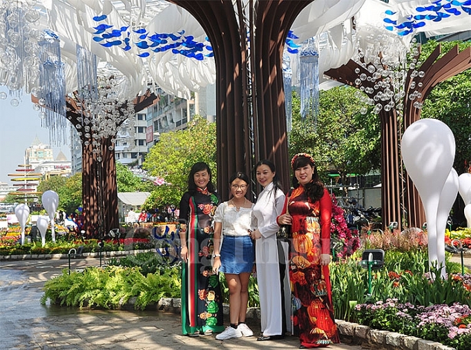 duong hoa nguyen hue dep lung linh truoc gio don khach du xuan