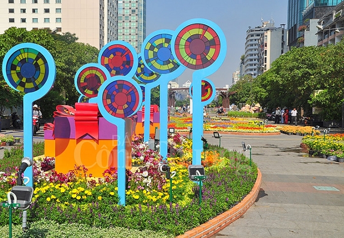 duong hoa nguyen hue dep lung linh truoc gio don khach du xuan
