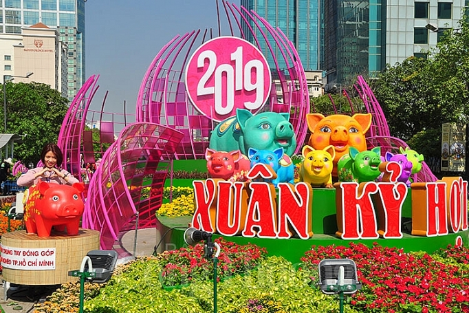 duong hoa nguyen hue dep lung linh truoc gio don khach du xuan
