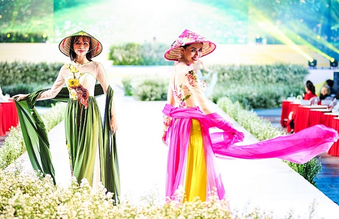 man nhan voi nhung bo suu tap tuyet dep trong le hoi ao dai tp ho chi minh