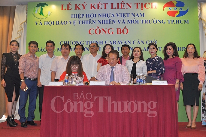 moi ngay co khoang 80000 tan rac thai nhua duoc dua ra moi truong tai viet nam