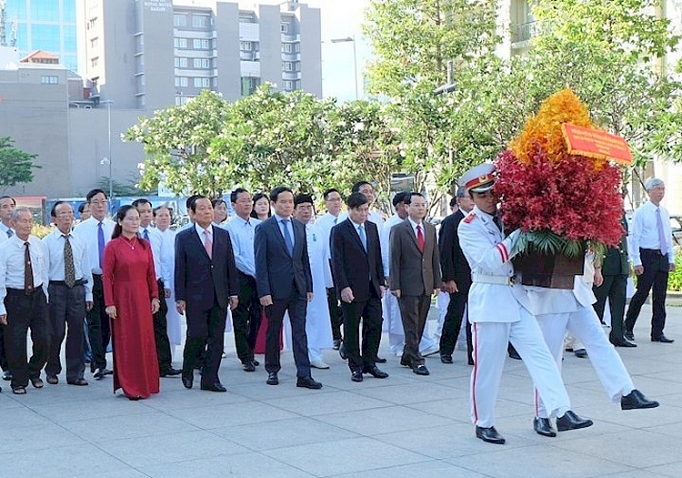 lanh dao tp ho chi minh dang huong dang hoa tuong nho chu tich ho chi minh