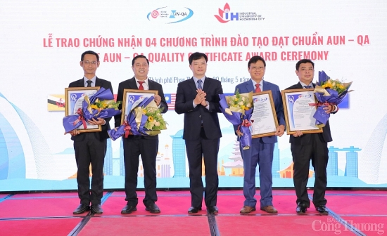 them 12 chuong trinh dao tao iuh dat chuan kiem dinh chat luong giao duc