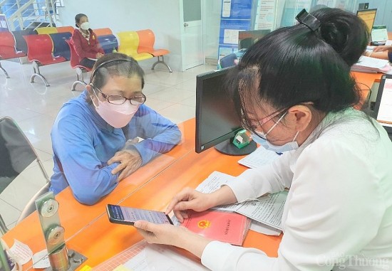 tp ho chi minh gan 100 nguoi dan thanh toan tien dien khong dung tien mat