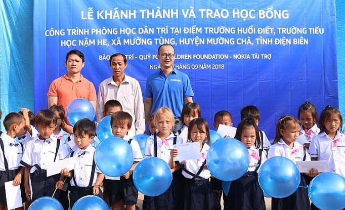 trao tang qua cho hoc sinh ngheo hieu hoc tai ba mien dat nuoc