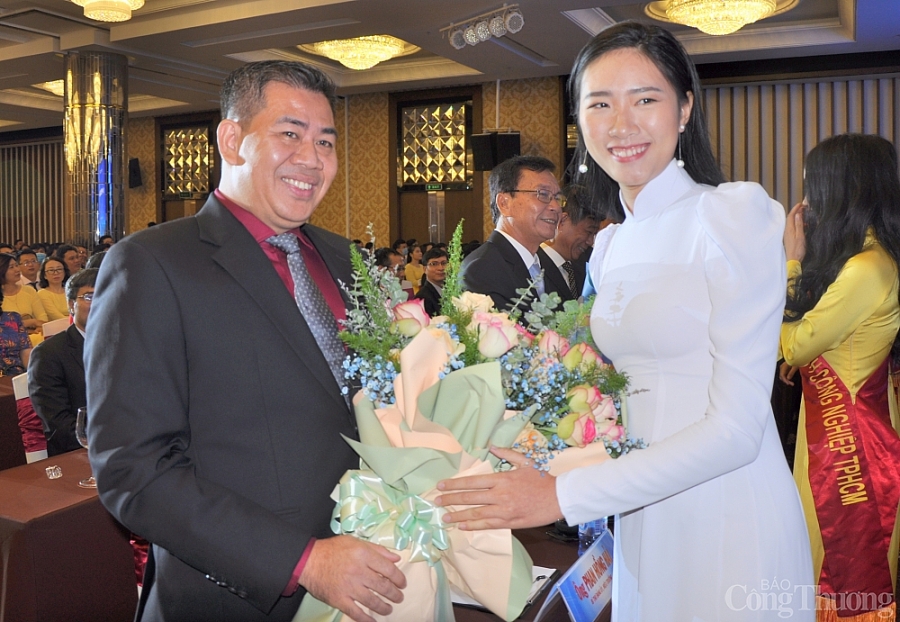 Tập thể, cá nhân Đại học Công nghiệp TP. Hồ Chí Minh được khen thưởng