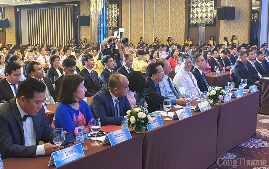 Tập thể, cá nhân Đại học Công nghiệp TP. Hồ Chí Minh được khen thưởng