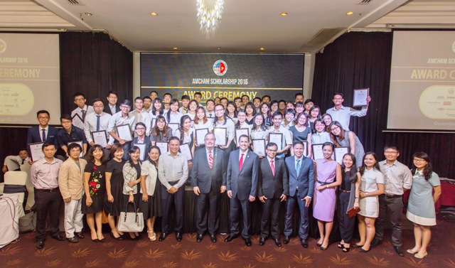 Trao học bổng Amcham 2016 trị giá 620 triệu đồng