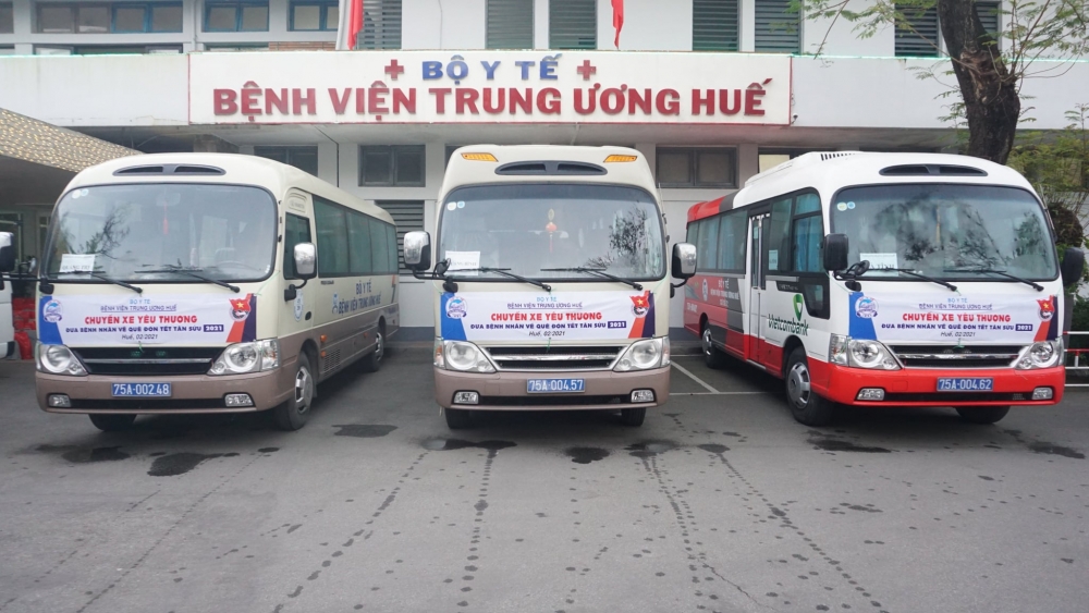 Thừa Thiên Huế: Chuyến xe yêu thương đưa bệnh nhân khó khăn về quê ăn Tết