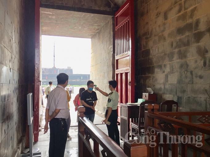 di tich hue don du khach trong ngay dau hoat dong lai